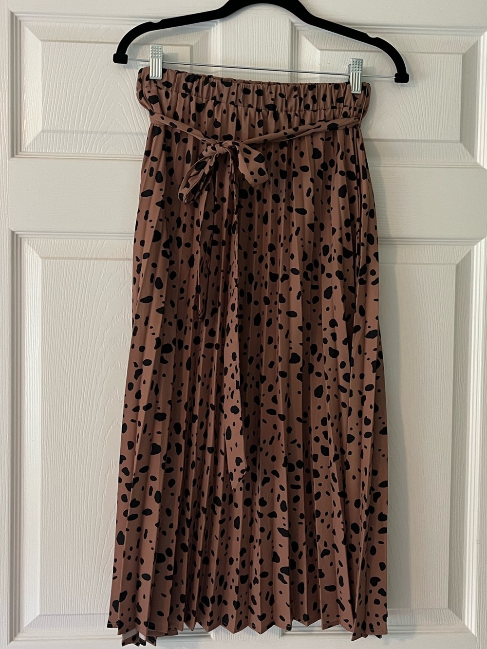 Pleated Midi Skirt in Brown with Black Spots and waste tie